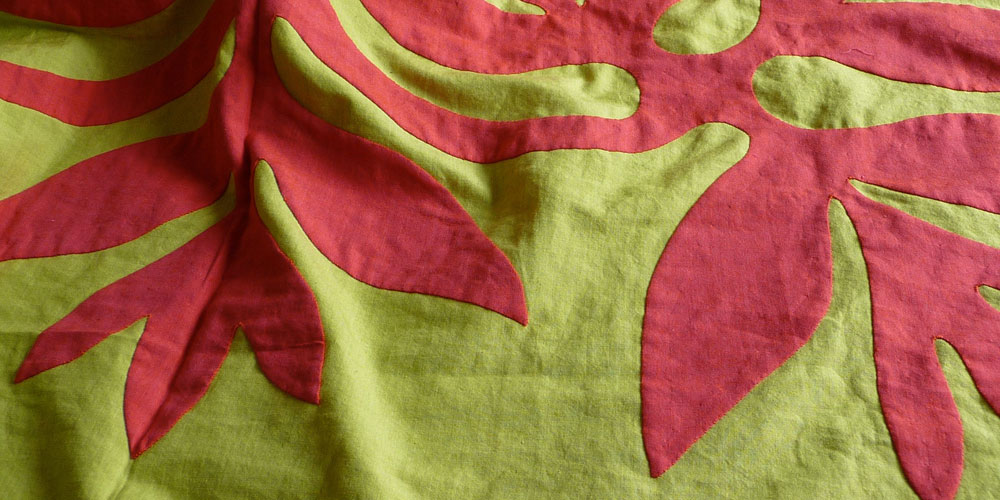 Detail eines von Hand applizierten Tifaifai, rot auf grün