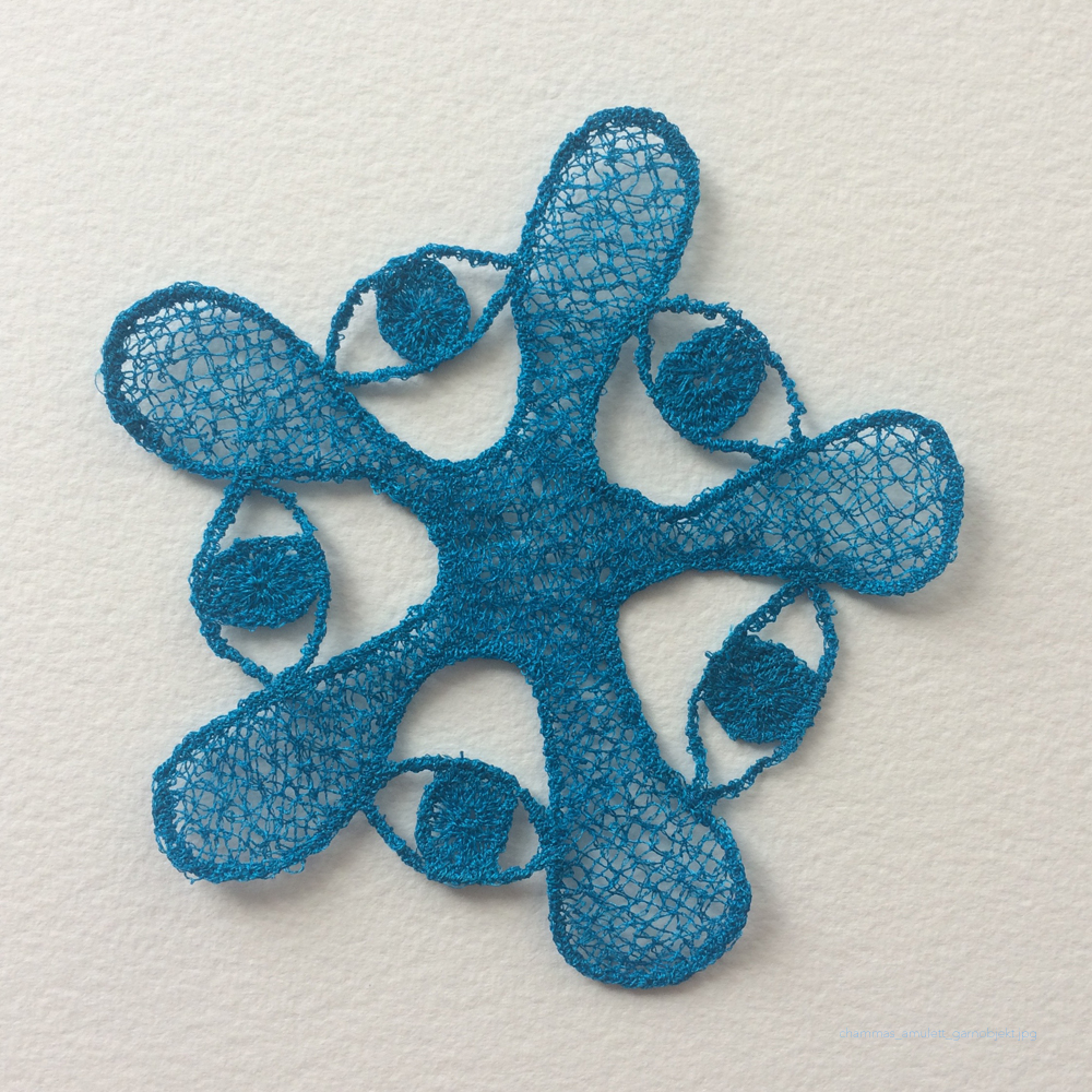 Stickspitze blau Motiv Amulett, gespreizte Hand mit Augen dazwischen