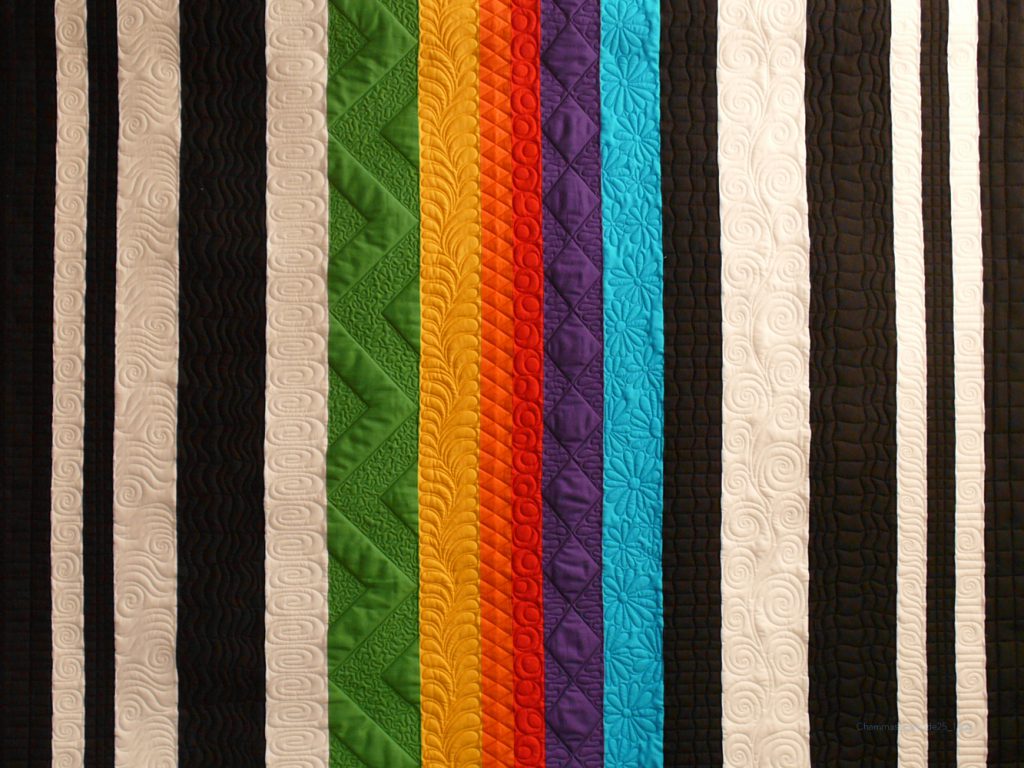Quilt mit verschieden breiten Streifen, schwarz, weiss, regenbogenbunt, verschiedene Quiltmuster