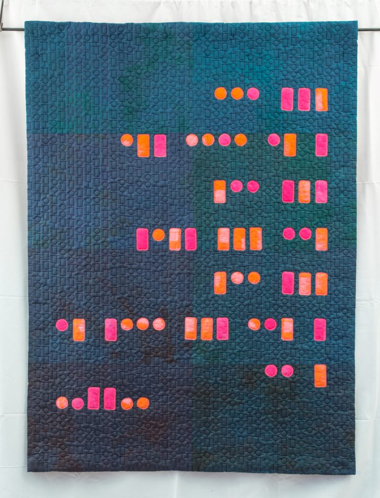 Blauer Quilt mit Text in morse code, in pink-orange